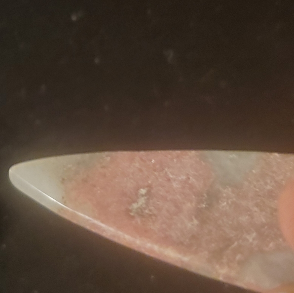 New Carved Rhodonite Arrowhead Pendant. - Picture 5 of 14